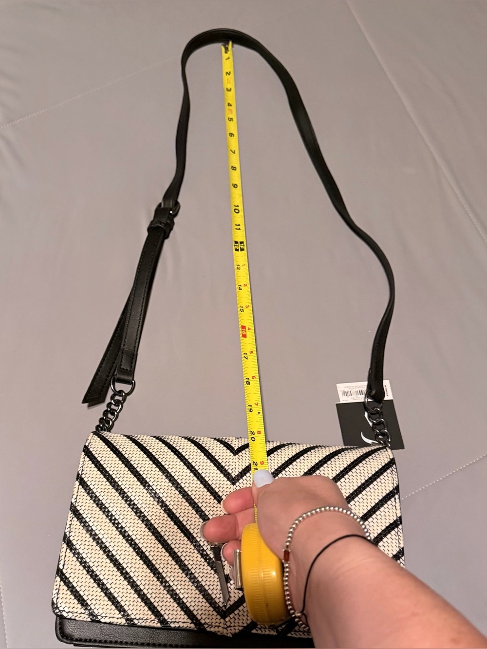 ✨✨NWT✨✨Simply Vera Wang Black & White Chevron Crossbody Bag - Picture 11 of 11